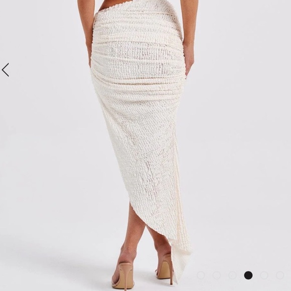 Elegant Cream Midi Skirt - Picture 3 of 4